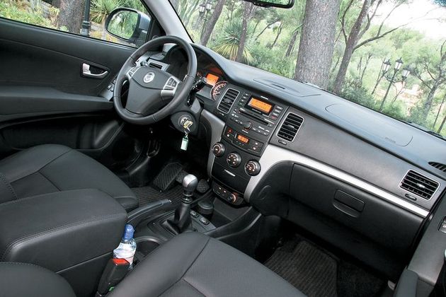 Дизайн не назовешь современным, а материалы — дорогими: Actyon далек от «премиума», как Корея от Германии