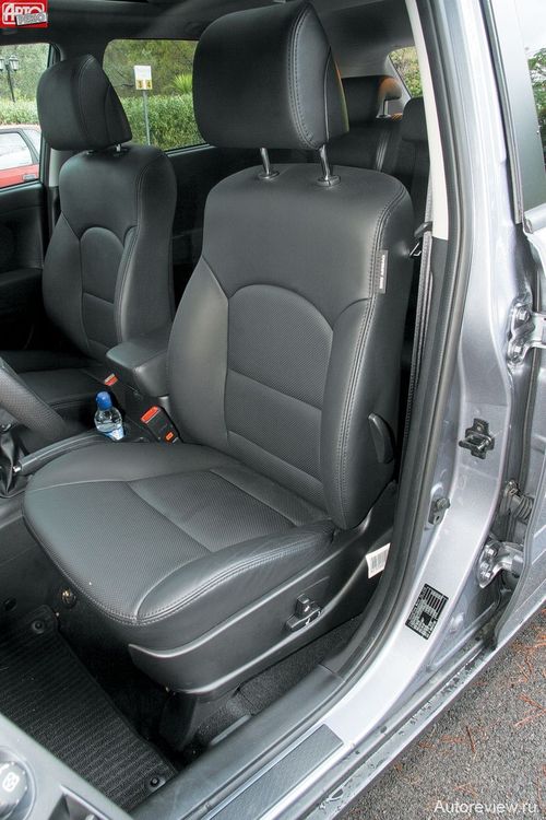 Кожаные кресла с электрорегулировками ничуть не лучше простеньких тканевых: жесткая спинка давит на плечи, а поясница не находит опоры