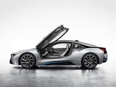В Сеть попали фотографии серийного спорткара BMW i8