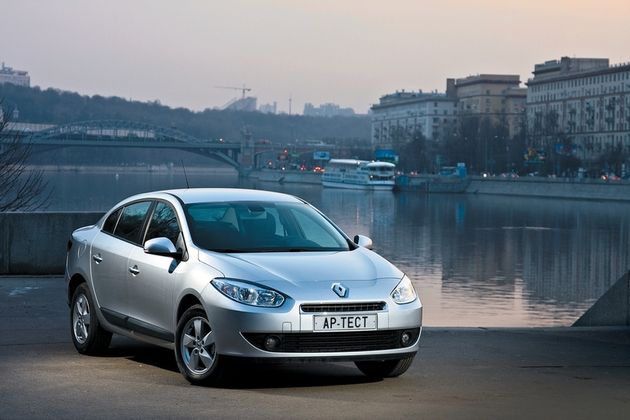 Fluence — преемник седана Megane второго поколения. В части удовольствия от вождения он уже на другом берегу: подвеска стала жестче, рулевое управление — приятнее и точнее