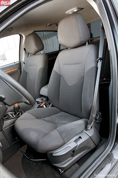 Несмотря на высокую посадку (почти как в Фокусе), запас пространства над головой огромен. Очень мягкое кресло, будто позаимствованное у французских автомобилей 80-х годов, имеет регулировку по высоте и неплохую боковую поддержку