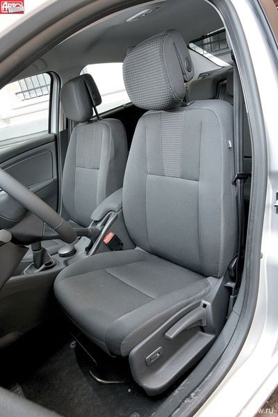 Жесткое сиденье опущено почти до пола, подушка коротковата, а подголовник слишком приближен к затылку