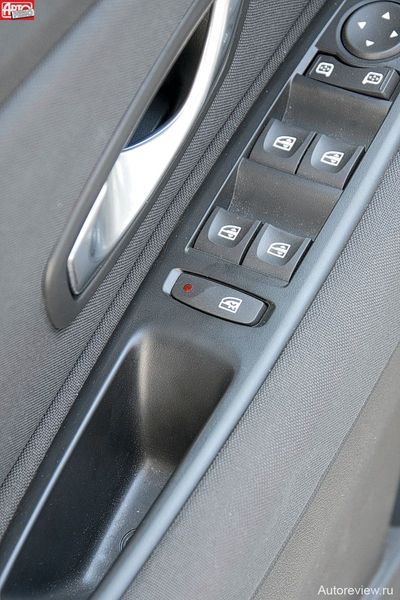 Кнопка отключения задних стеклоподъемников переводит в «детский» режим и замки дверей. Очень удобно!